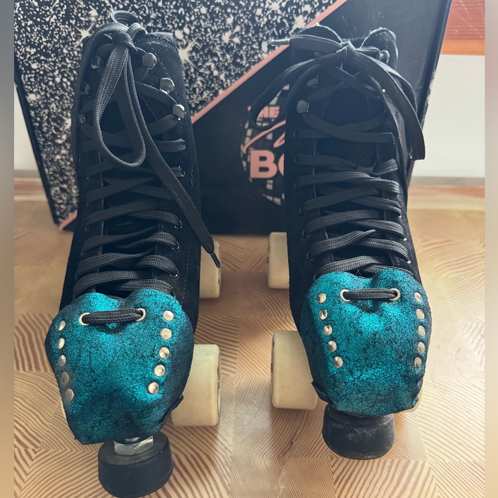 Black and Teal Roller Skates - Picture 4 of 9